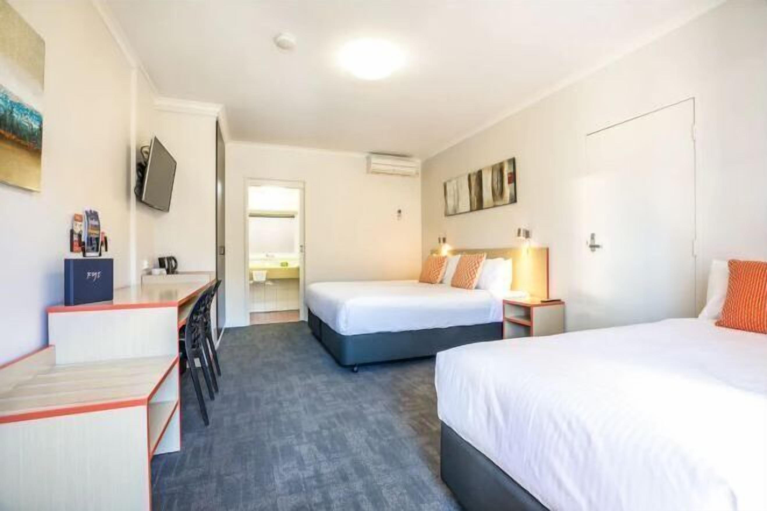 Bureau, fer et planche à repasser, Wi-Fi gratuit, draps fournis