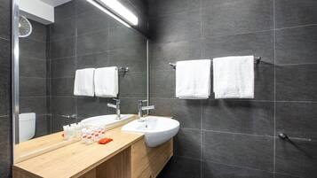 Douche, articles de toilette gratuits, serviettes fournies
