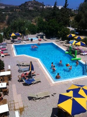 Inomhuspool och utomhuspool