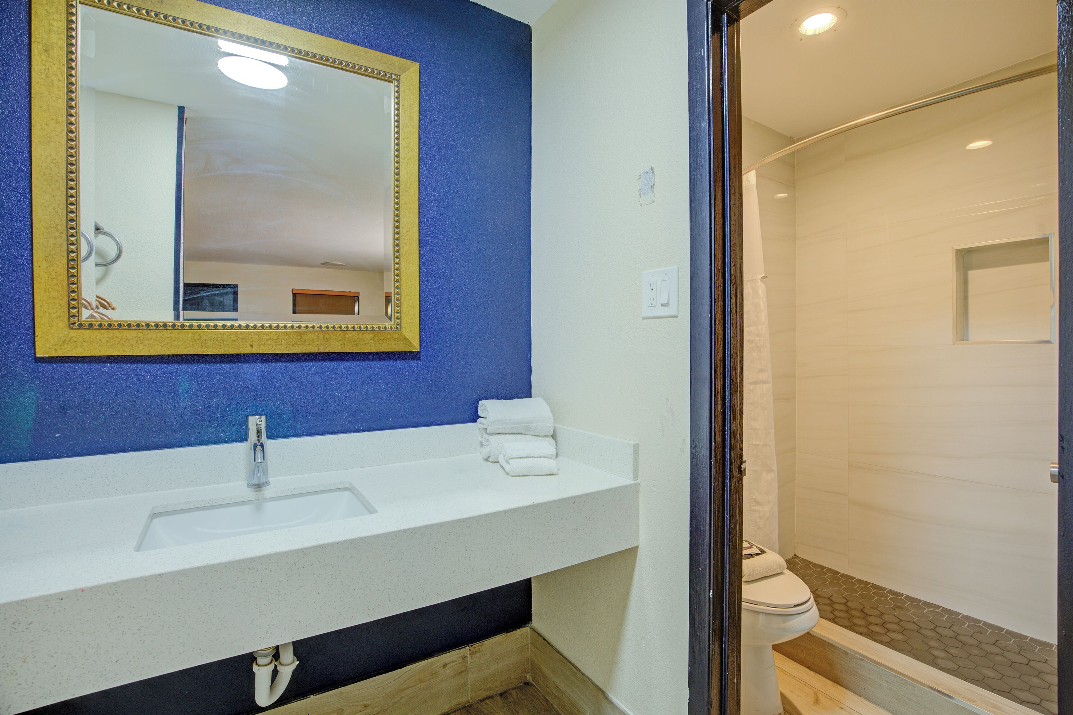 Room, 1 King Bed, Non Smoking | Bathroom | Free toiletries, hair dryer, towels