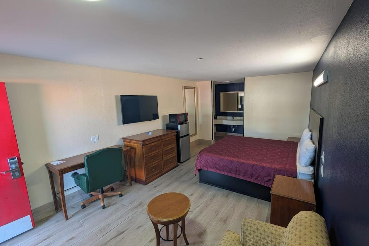 Desk, iron/ironing board, free WiFi, bed sheets