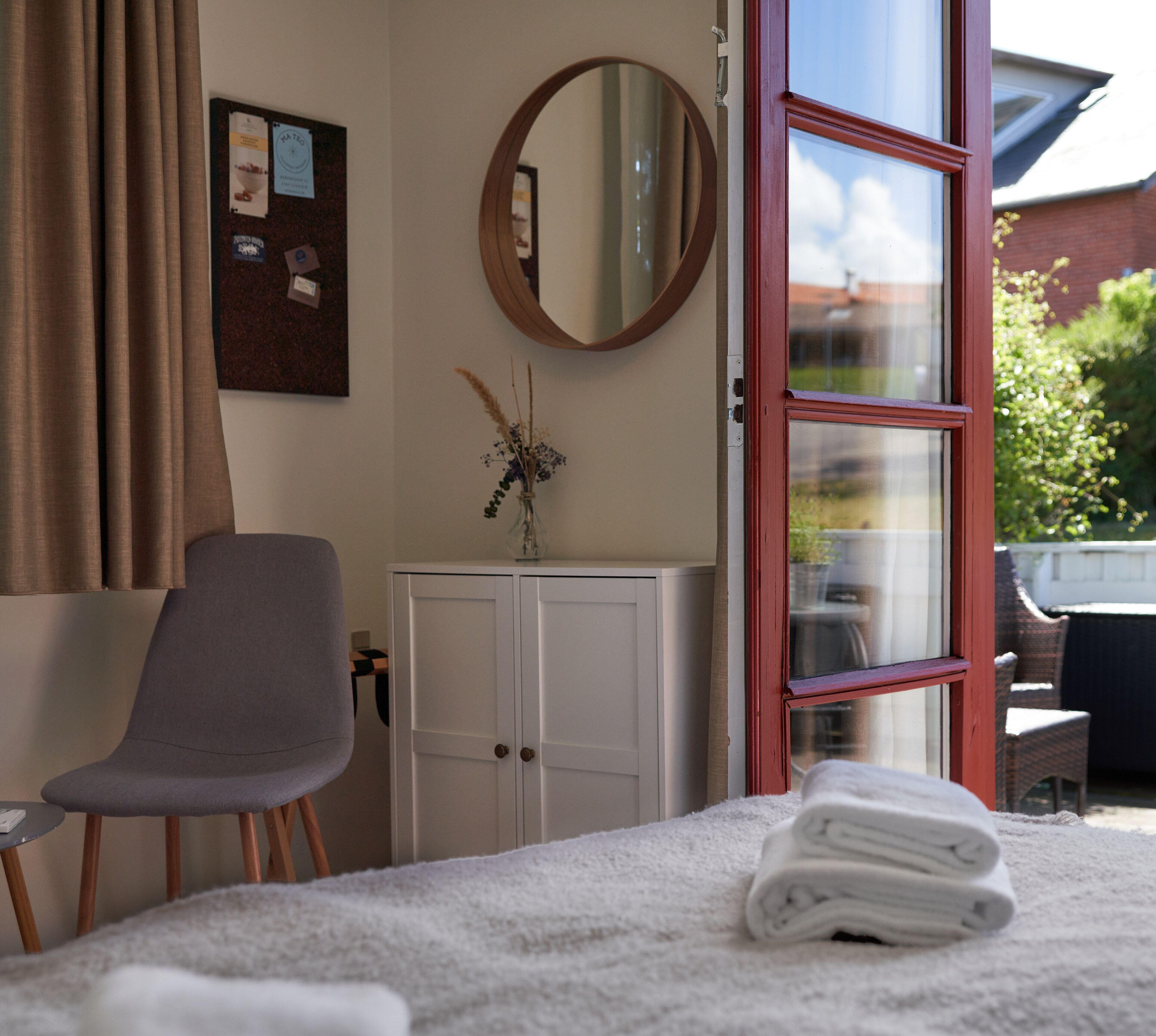 Standard-dobbeltværelse - 1 kingsize-seng - terrasse - udsigt til gårdsplads | Strygejern/strygebræt, gratis Wi-Fi, sengetøj