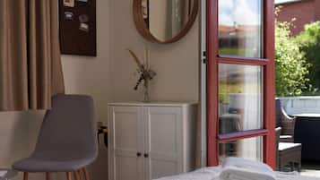 Standard-dobbeltværelse - 1 kingsize-seng - terrasse - udsigt til gårdsplads | Strygejern/strygebræt, gratis Wi-Fi, sengetøj