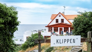 A coastal building with a sign reading "KLIPPEN". - Hotel Klippen  (Gudhjem)