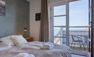 Classic-dobbeltværelse - 1 kingsize-seng - terrasse - delvis havudsigt | Strygejern/strygebræt, gratis Wi-Fi, sengetøj