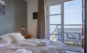 Tabla de planchar con plancha, wifi gratis y ropa de cama