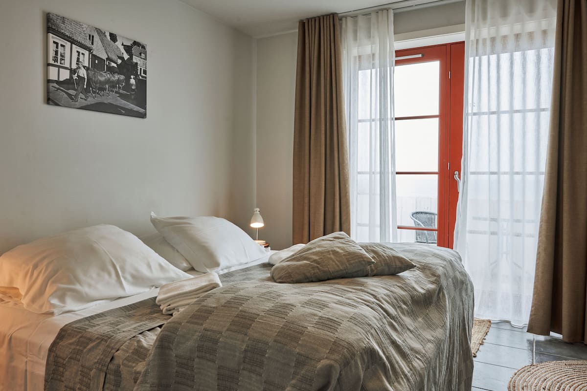 Chambre panoramique double, 1 trĂšs grand lit, patio, vue sur la mer | Fer et planche Ă repasser, accĂšs au Wi-Fi (inclus), literie fournie