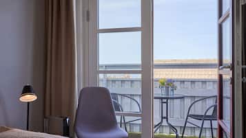 Chambre Double Classique, 1 trÚs grand lit, patio, vue partielle sur l'océan | Coin séjour