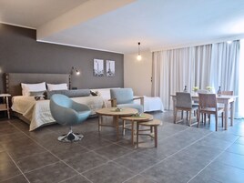 Executive Suite with Harbor View | Premium bedding, in-room safe, desk, laptop workspace