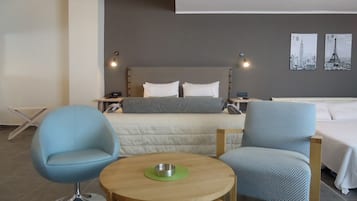 Executive Suite with Harbor View | 起居区 | 32-英寸等离子电视 (配备卫星频道)、电视