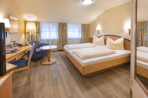 Ropa de cama hipoalergénica y caja de seguridad en la habitación 