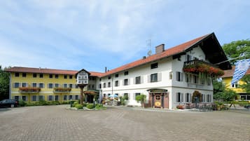 Vista frontal de la propiedad