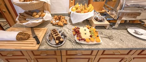 Colazione a buffet, servita tutte le mattine (17.50 EUR a persona)