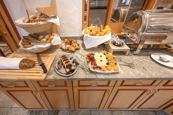 Tägliches Frühstücksbuffet (17.50 EUR pro Person)