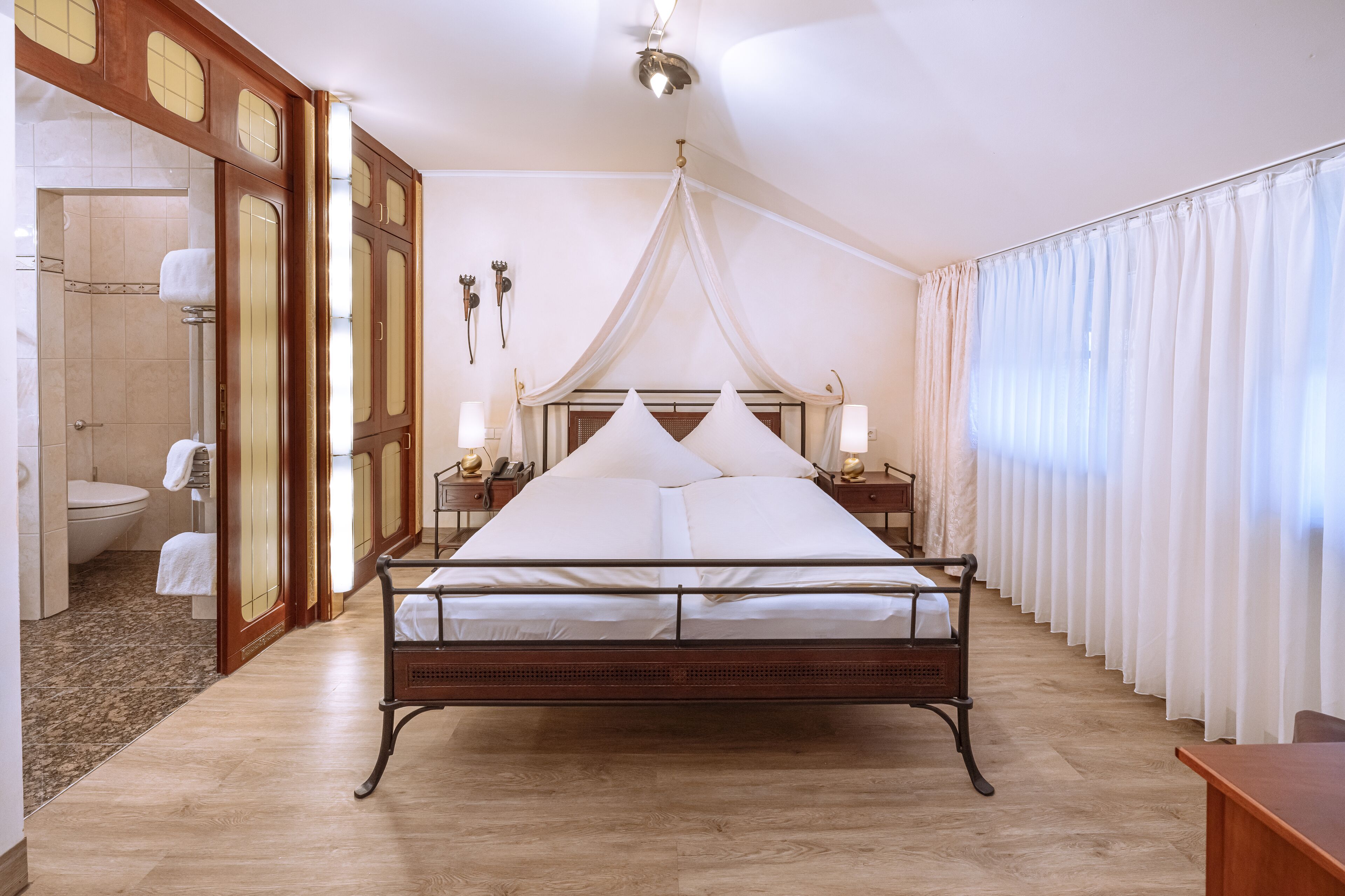 Suite | Ropa de cama hipoalergénica, caja fuerte, mobiliario individual