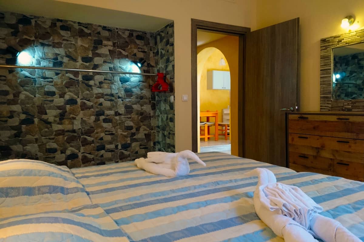 1 quarto, cofres nos quartos, escrivaninha, cortinas blackout