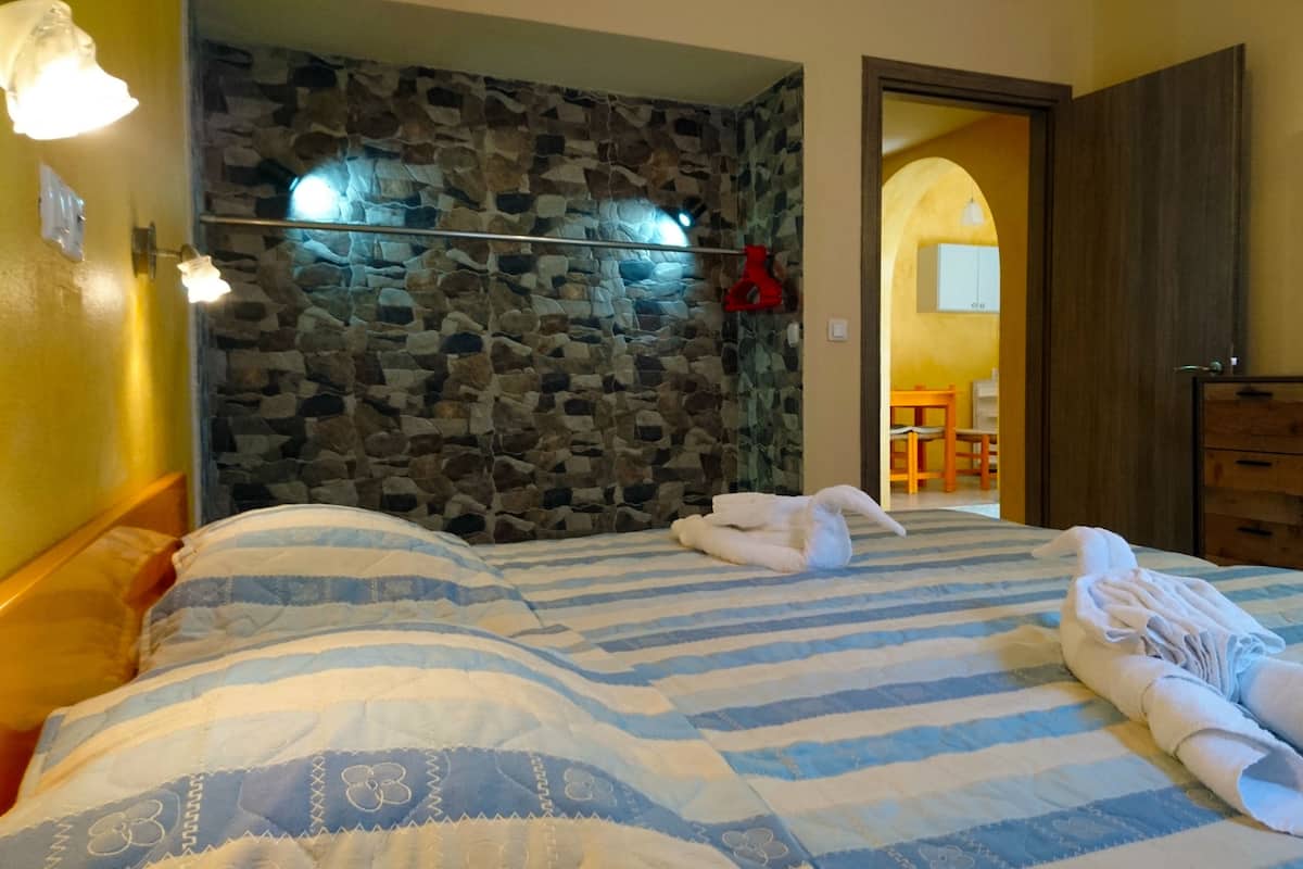 1 quarto, cofres nos quartos, escrivaninha, cortinas blackout