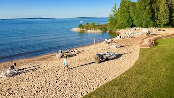 Privat strand, solstolar, parasoller och strandhanddukar