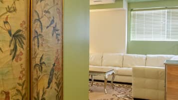 Habitación ejecutiva, 2 camas Queen size | Área de sala de estar | Televisión de 55 pulgadas con canales por cable
