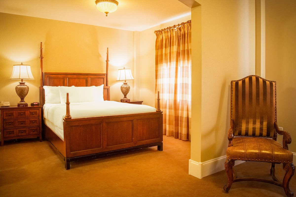 Deluxe Queen Guest Room
