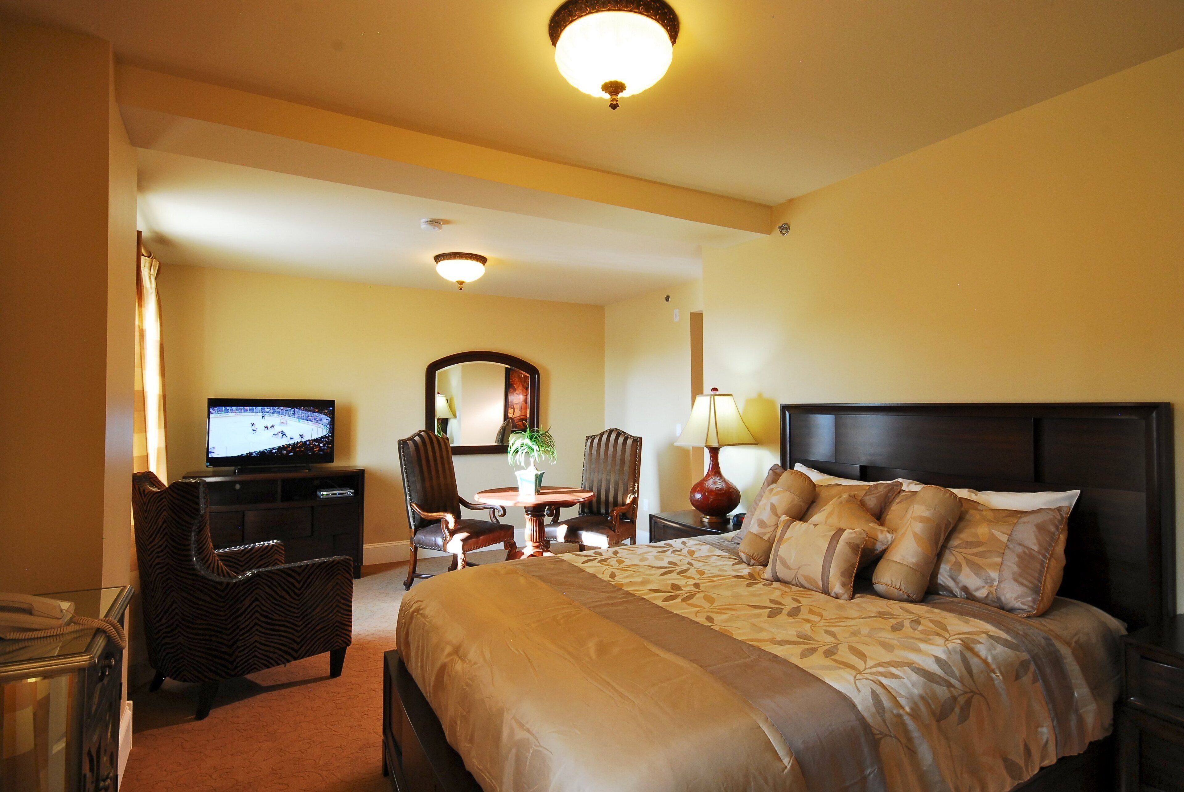 Classic Queen Guest Room | Blackout drapes, iron/ironing board, free WiFi, bed sheets