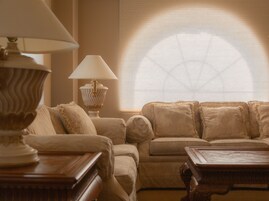 Suite ejecutiva, 1 habitación | Cortinas opacas, tabla de planchar con plancha, wifi gratis