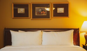 Deluxe King Guest Room | Blackout drapes, iron/ironing board, free WiFi, bed sheets - Grant Hall Hotel (Moose Jaw)