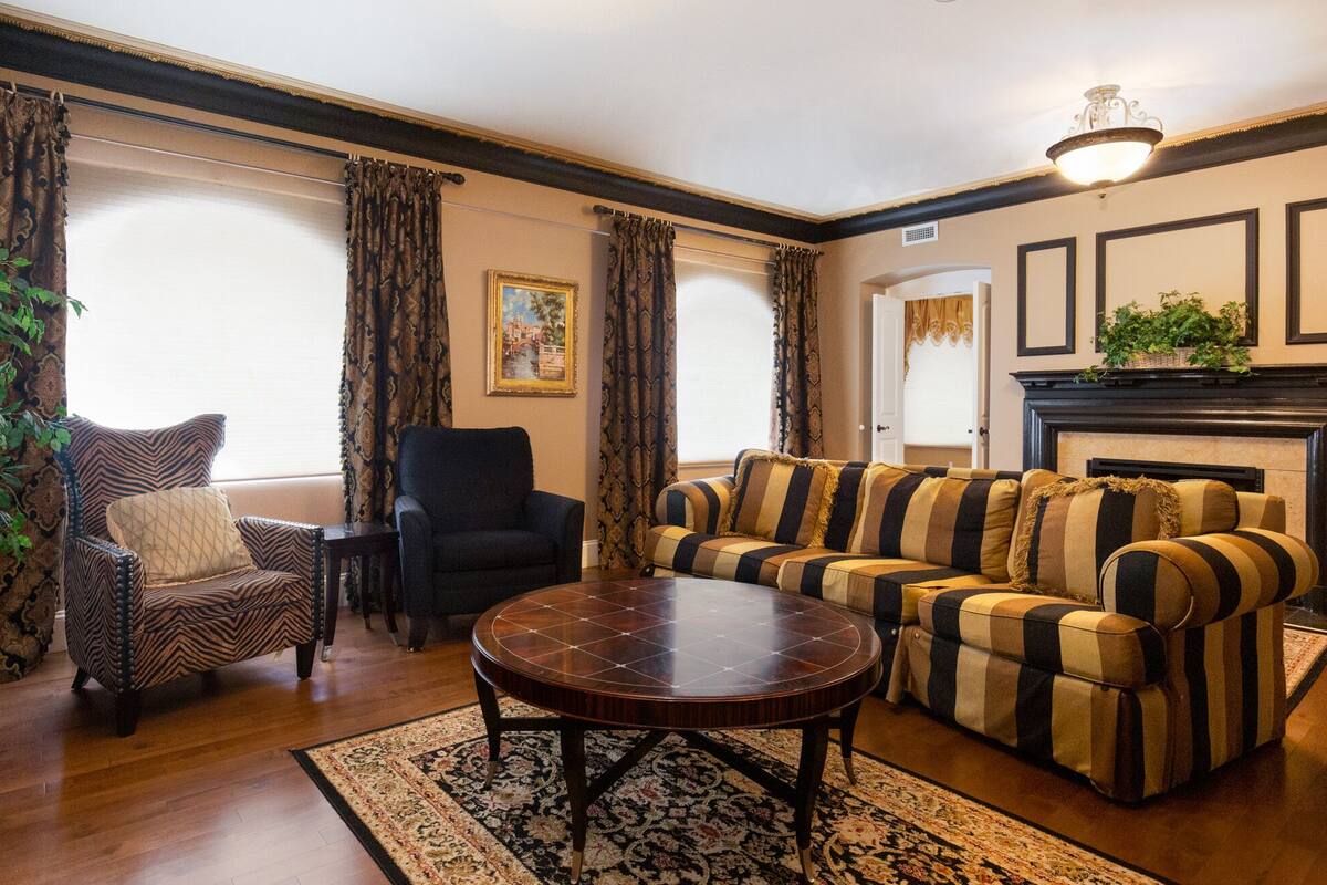 Suite – executive, 1 soverom | Oppholdsområde | En 55-tommers TV med kabel-kanaler