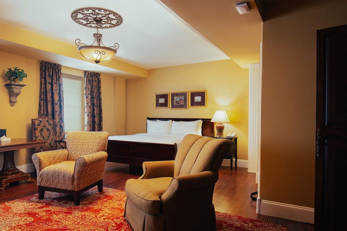 Deluxe King Guest Room | Living area