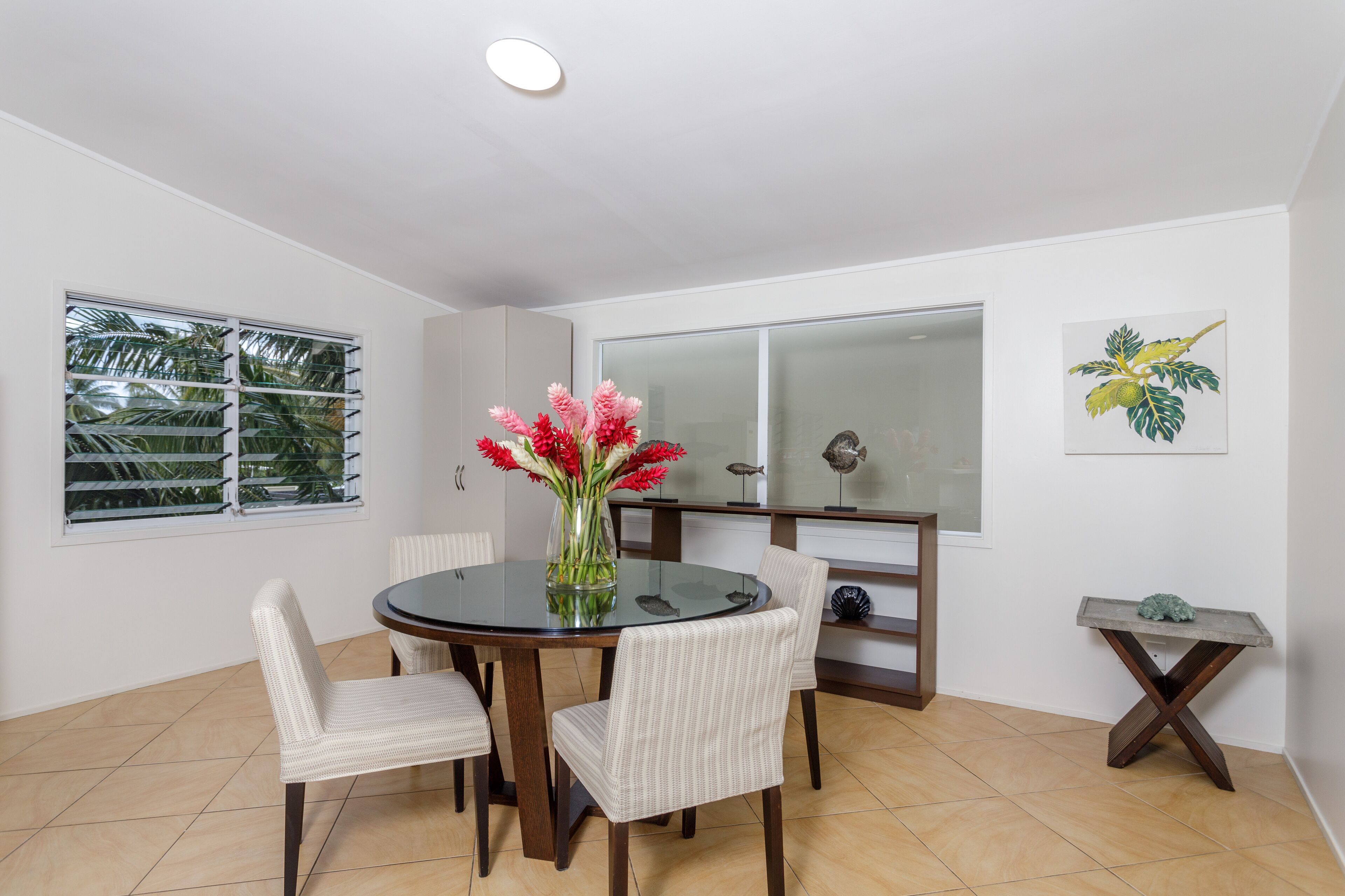 3 bedroom beachfront apartment | dining room