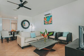 Biệt thự, 2 phòng ngủ, quang cảnh bãi biển, sát bãi biển | Khu phòng khách | Smart TV 42-inch có truyền hình kỹ thuật số 