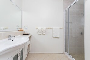 Dusche, kostenlose Toilettenartikel, Haartrockner, Handtücher