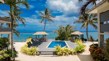Hồ bơi ngoài trời, ghế dài tắm nắng