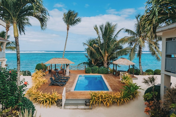 Utendørsbasseng og solsenger