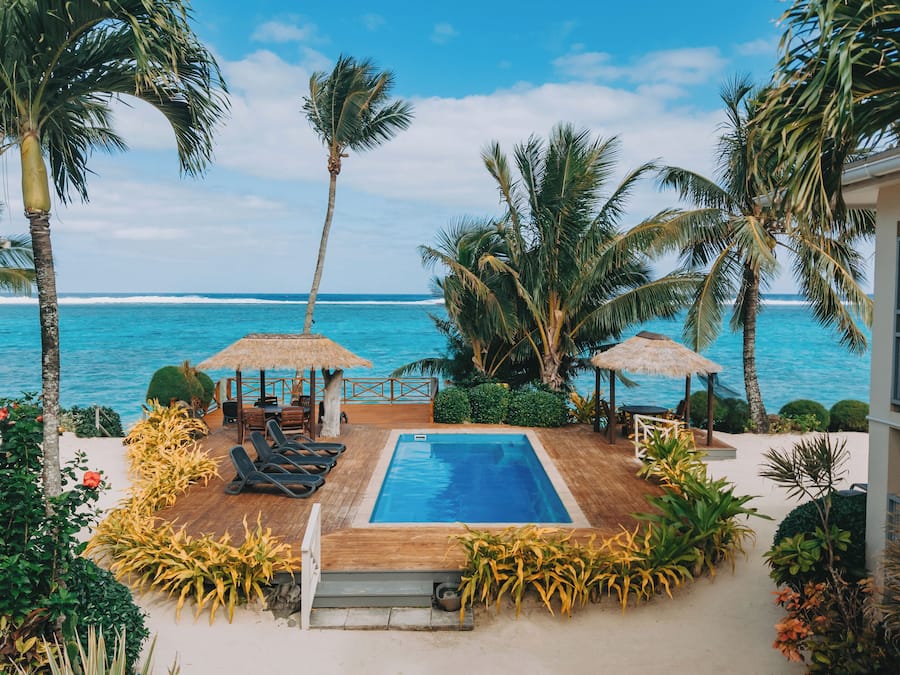 Piscina externa, espreguiçadeiras