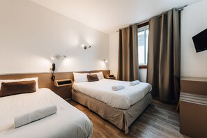 Triple Room | Desk, blackout drapes, iron/ironing board, free cribs/infant beds - Hôtel Alizé (Toulouse)