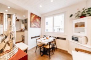 Daily continental breakfast (EUR 7.50 per person) - Hôtel Alizé (Toulouse)