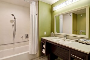 Studio, accessible aux personnes à mobilité réduite, baignoire | Salle de bain | Douche, articles de toilette (gratuits), séchoir à cheveux