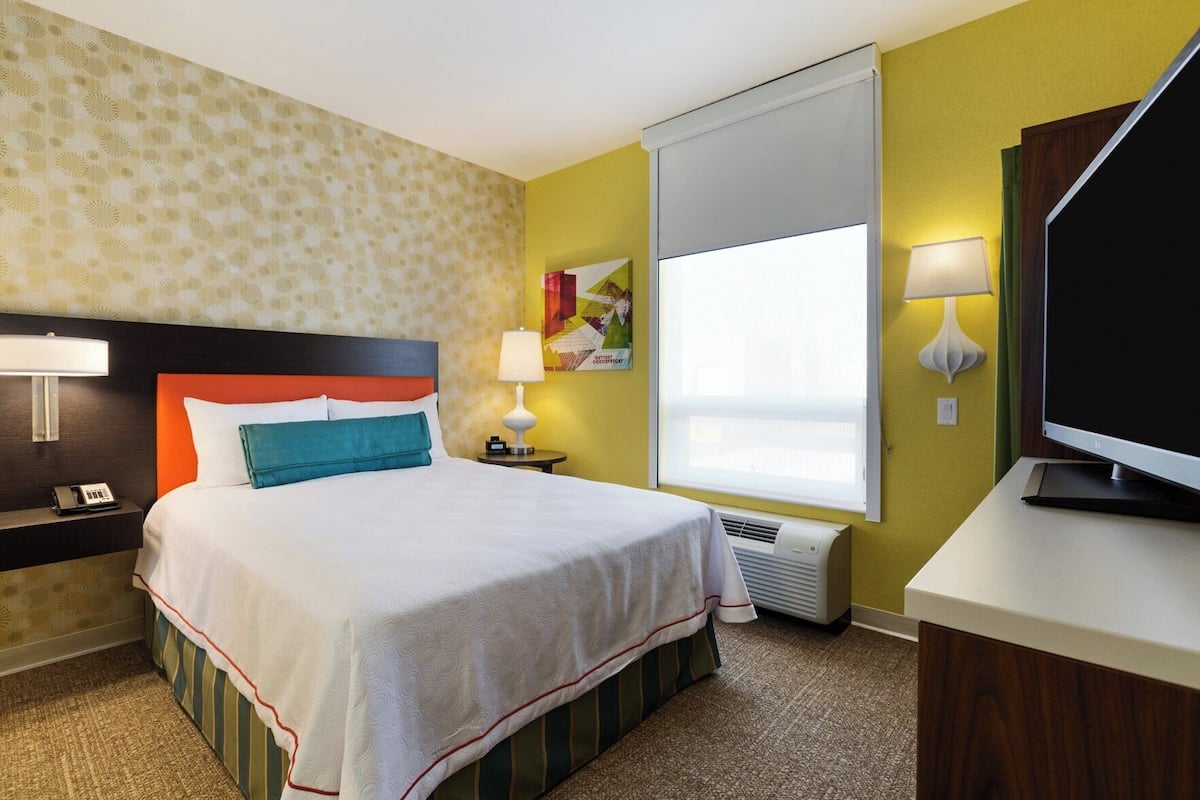 In-room safe, desk, iron/ironing board, free WiFi