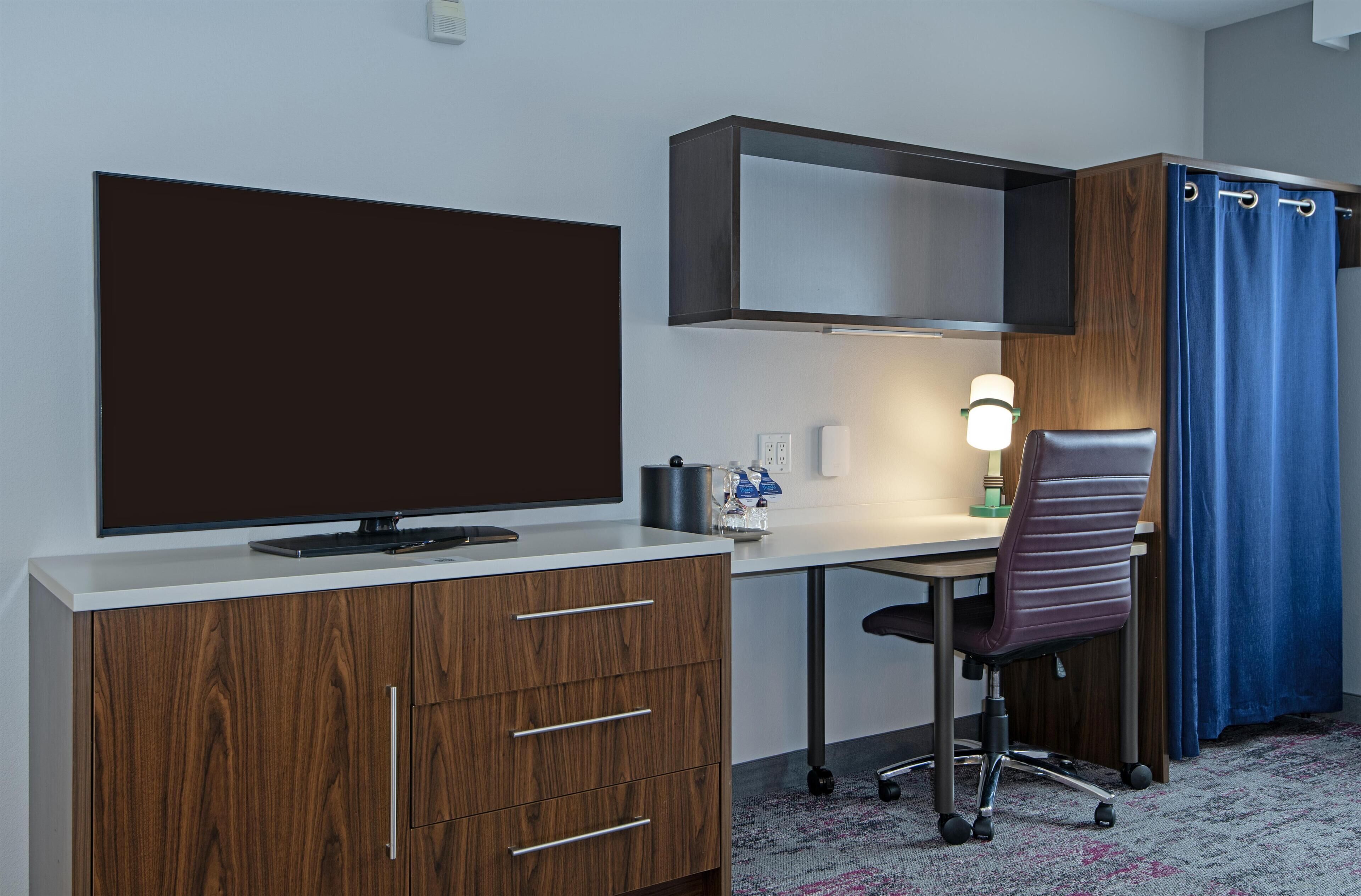 Suite, 1 Tempat Tidur King dengan tempat tidur Sofa, Bebas Asap Rokok | Brankas, meja kerja, setrika/meja setrika, dan Wi-Fi gratis
