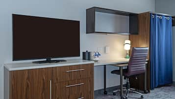 Suite, 1 Tempat Tidur King dengan tempat tidur Sofa, Bebas Asap Rokok | Brankas, meja kerja, setrika/meja setrika, dan Wi-Fi gratis