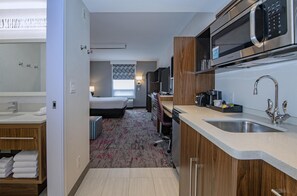 Refrigerador con congelador, microondas y cafetera y tetera 