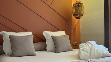 Suite (Terracotta) | Premium bedding, desk, blackout drapes, free WiFi