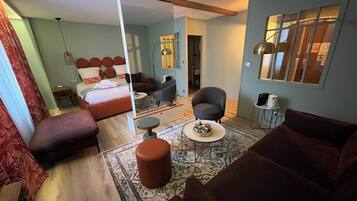 Suite (Divine) | 1 dormitorio, ropa de cama de alta calidad, escritorio y cortinas opacas