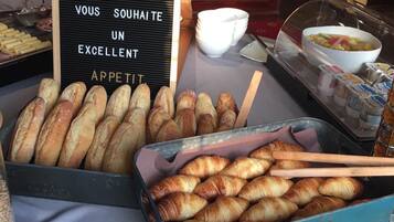 Se ofrece un desayuno bufé todos los días (15.50 EUR por persona)