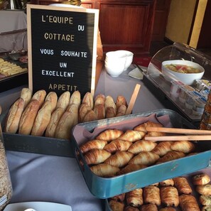 Daily buffet breakfast (EUR 15.50 per person)
