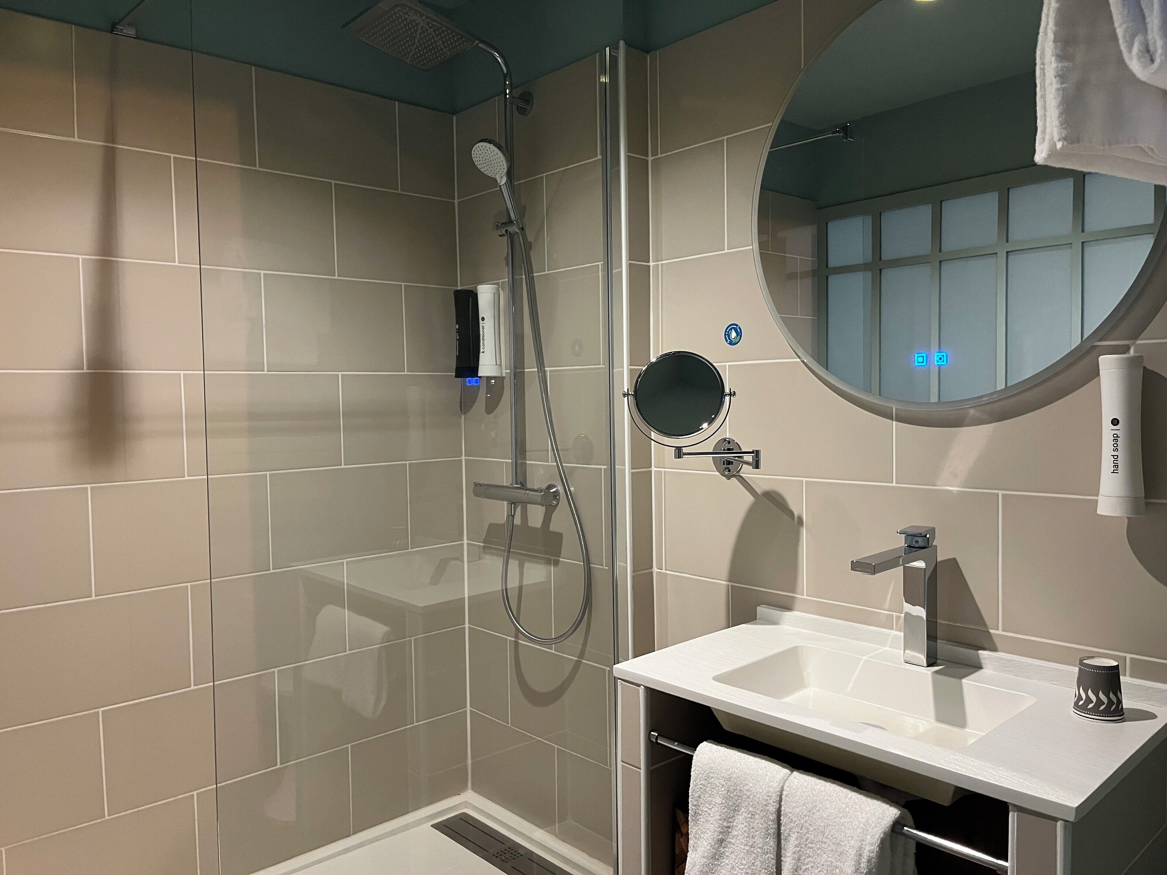 suite (divine) | bathroom | hair dryer, towels