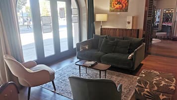 Coin salon dans le hall