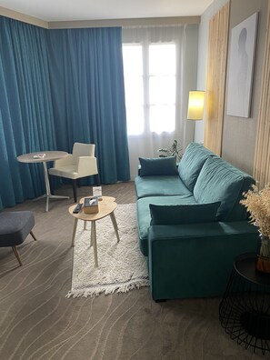 Suite (Soleil d'or) | Oppholdsområde | En 50-tommers Flatskjerm-TV med digitale kanaler samt TV