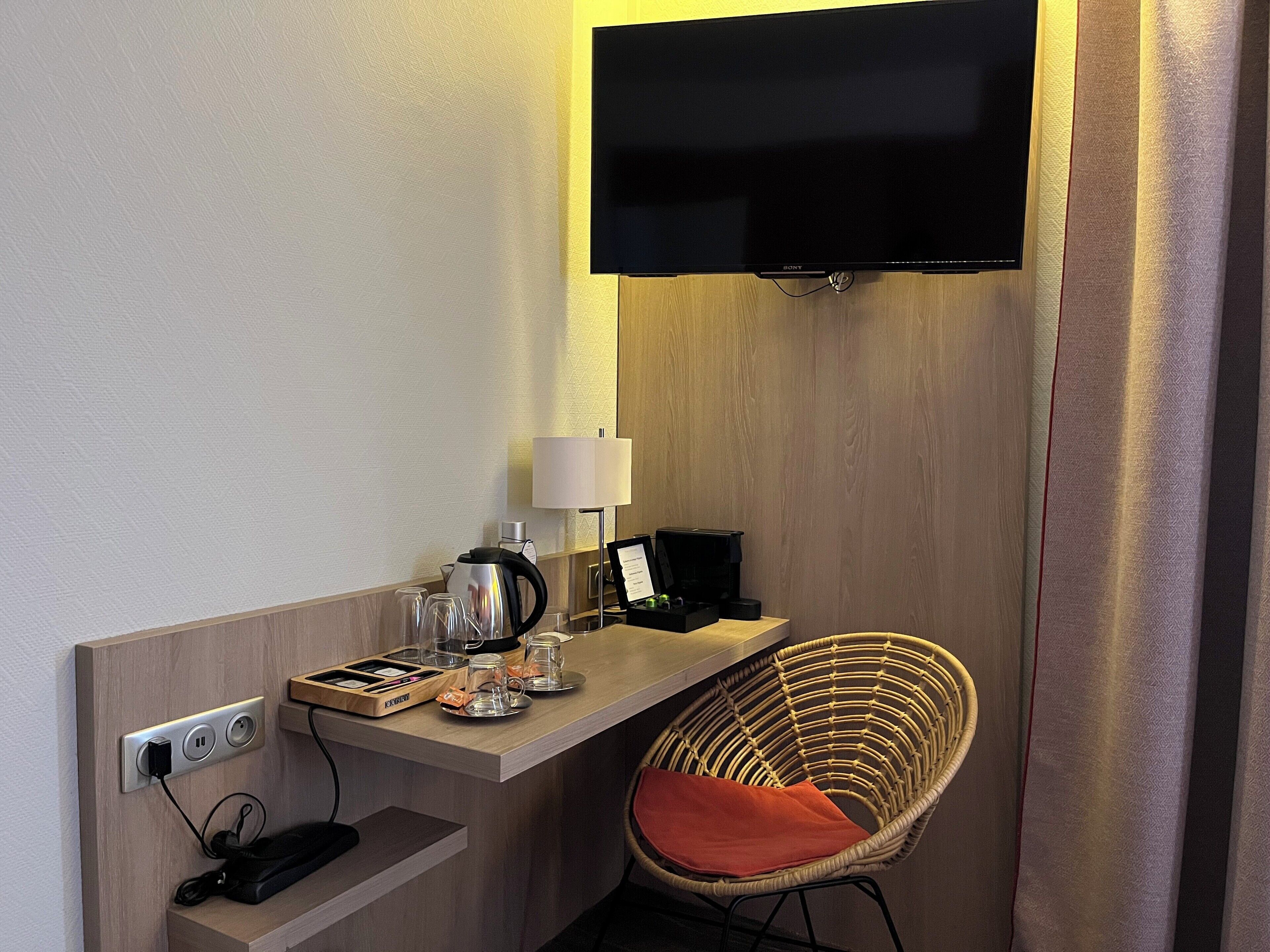 suite (terracotta) | living area | 50-inch flat-screen tv with digital channels, tv
